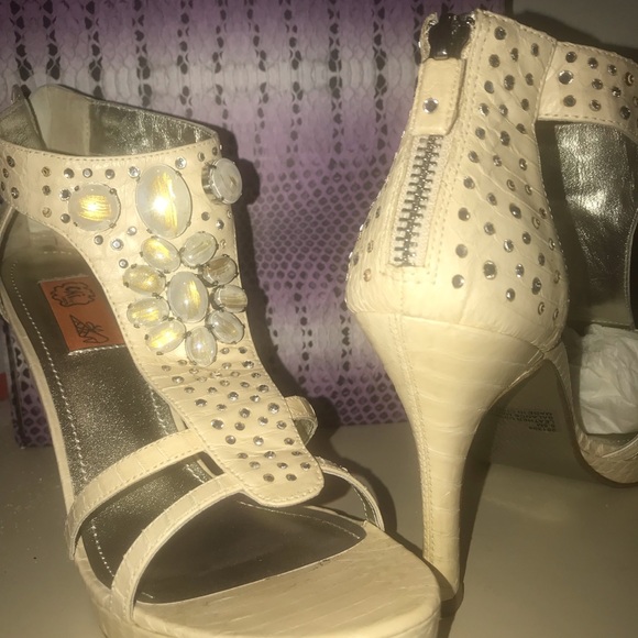 Woman Chi Carlos Falchi Stiletto Cream Snake Rhinestone Cabochon T strap 8.5 NIB - Picture 2 of 16